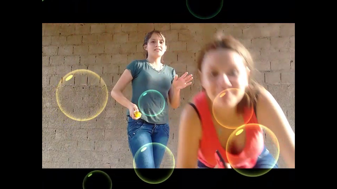 Meninas jogando bola
