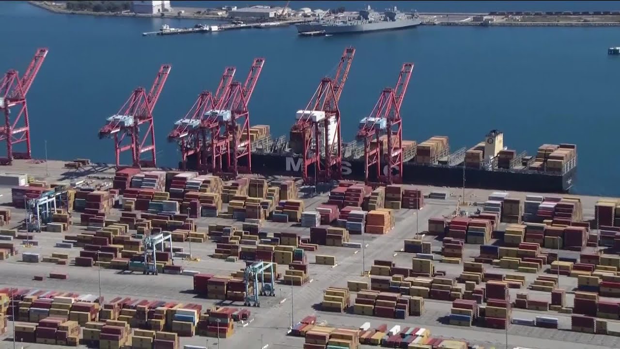 2 major US ports shut down as union 'withholds labor' amid contract dispute