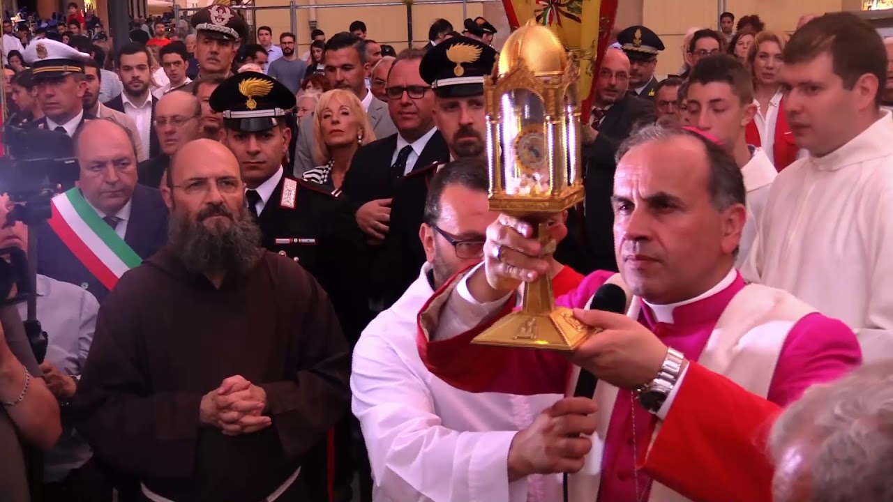 La pioggia non ferma la «Processione dei Ceri» in onore di Sant'Antonio