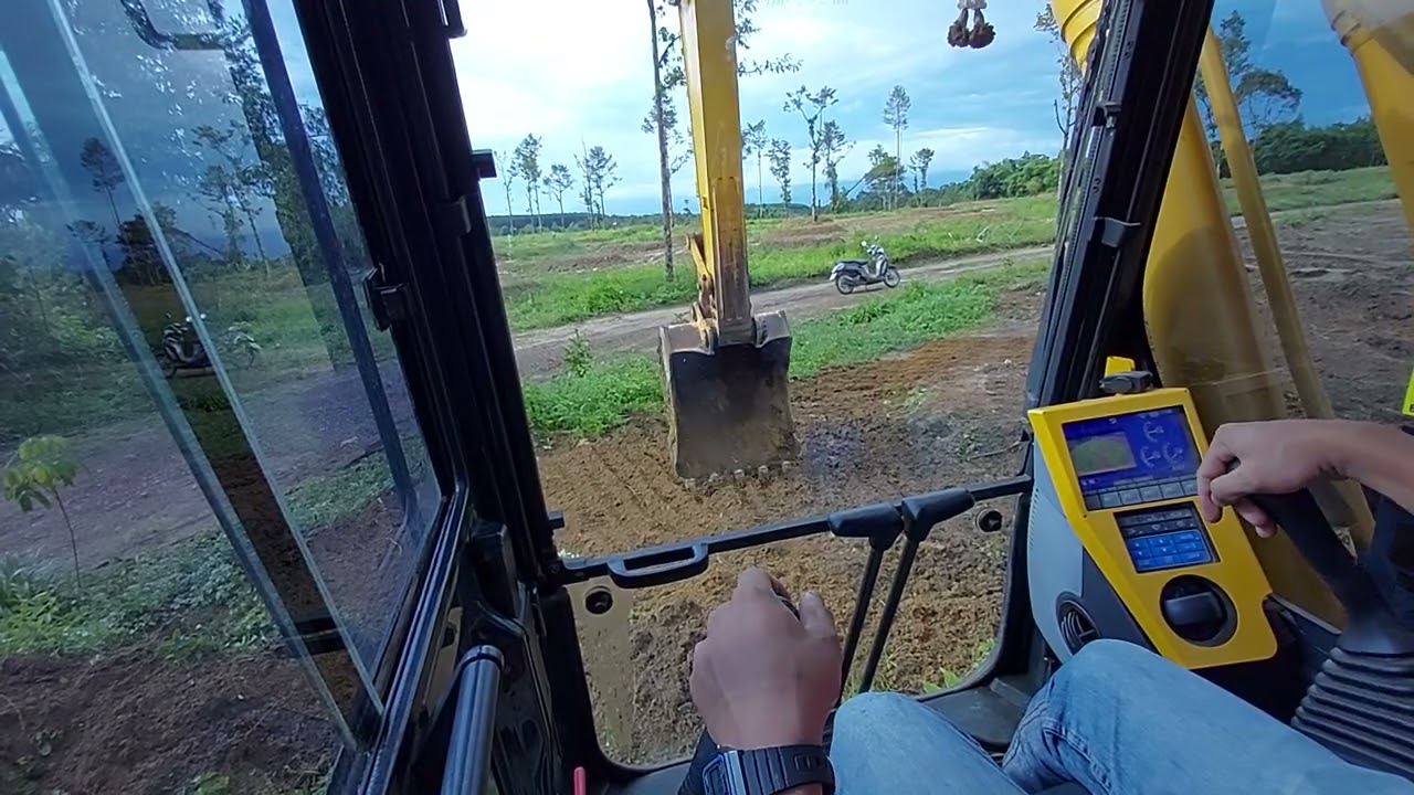 คลิปนี้พาท่านผู้ชม ภายในเก๋ง KOMATSU PC210 รุ่น 10 M O รถหกล้อรถแม็คโครจังหวัดจันทบุรี