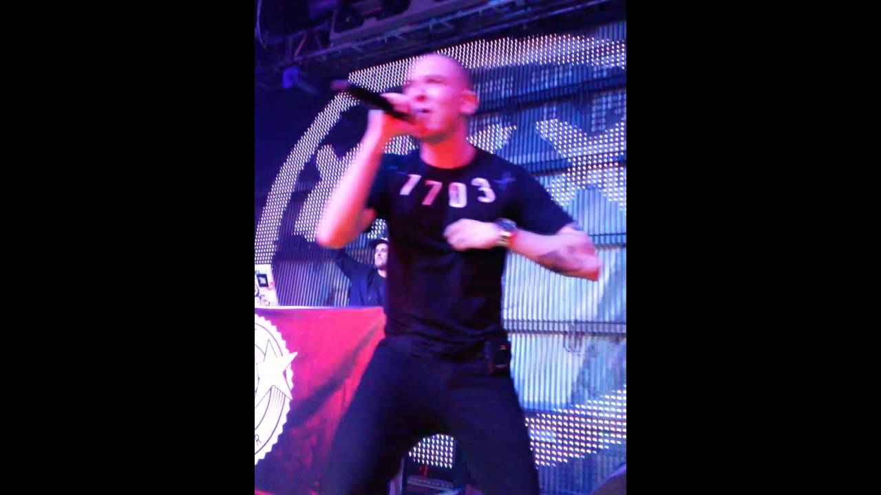 OXXXYMIRON на концерте в Курске взял телефон из за
