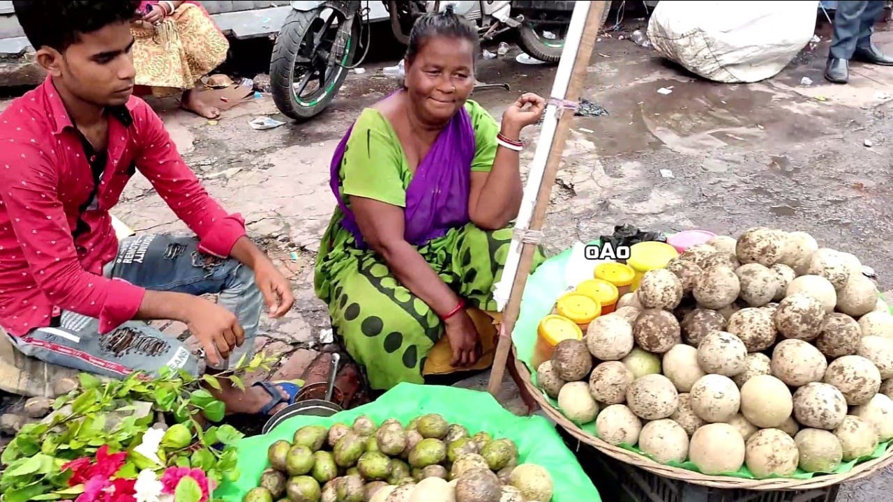 Mouthwatering wood apple (kot bel). Indian Street Food. oAo food India.