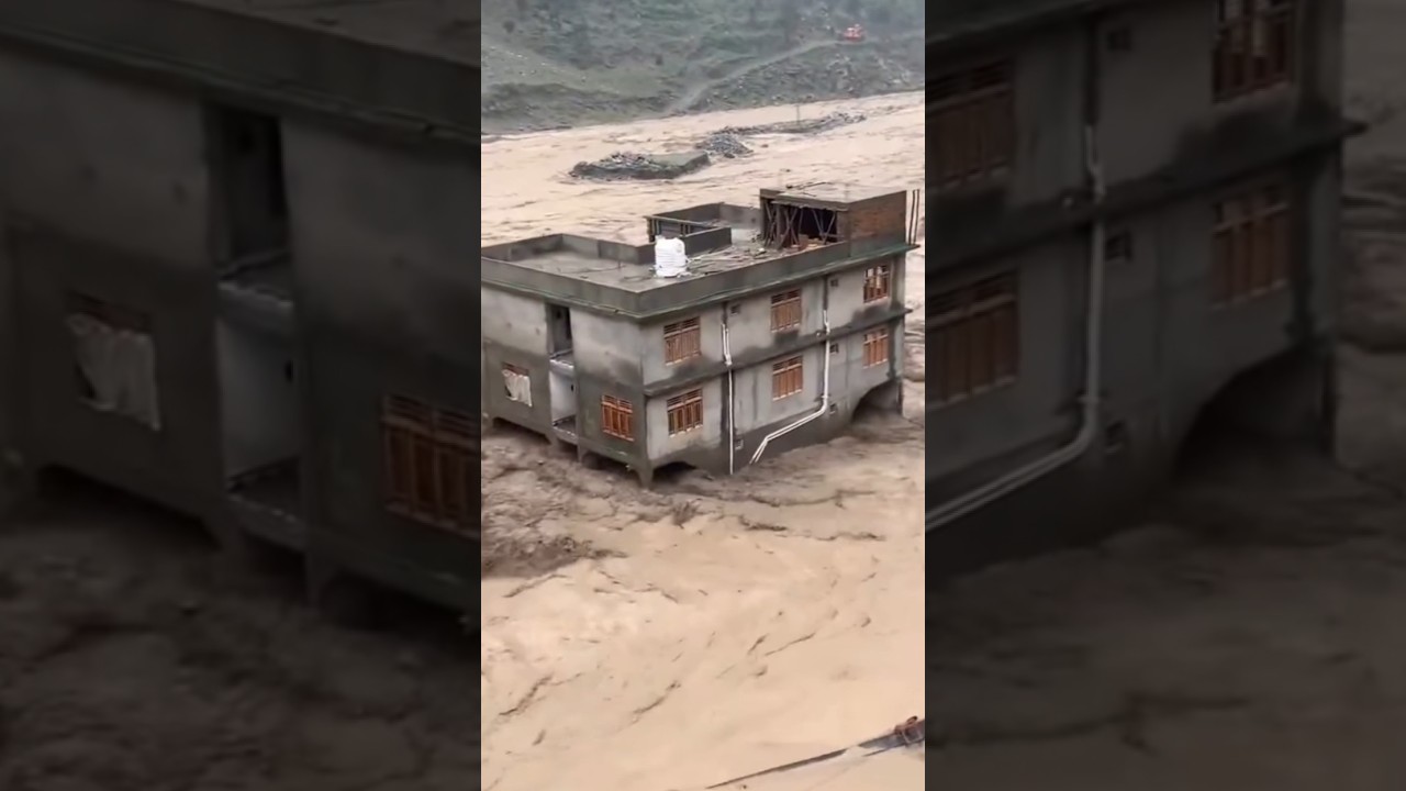 Bahut Khatarnak Flood 😱 | House Almost Collapsed in River Flood 🌊 #Shorts