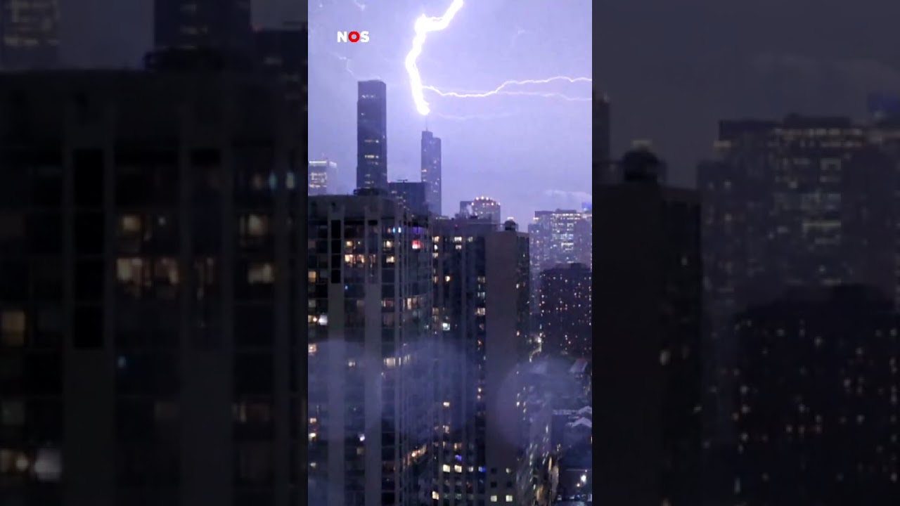 Bliksem slaat in bij wolkenkrabbers 🌩️