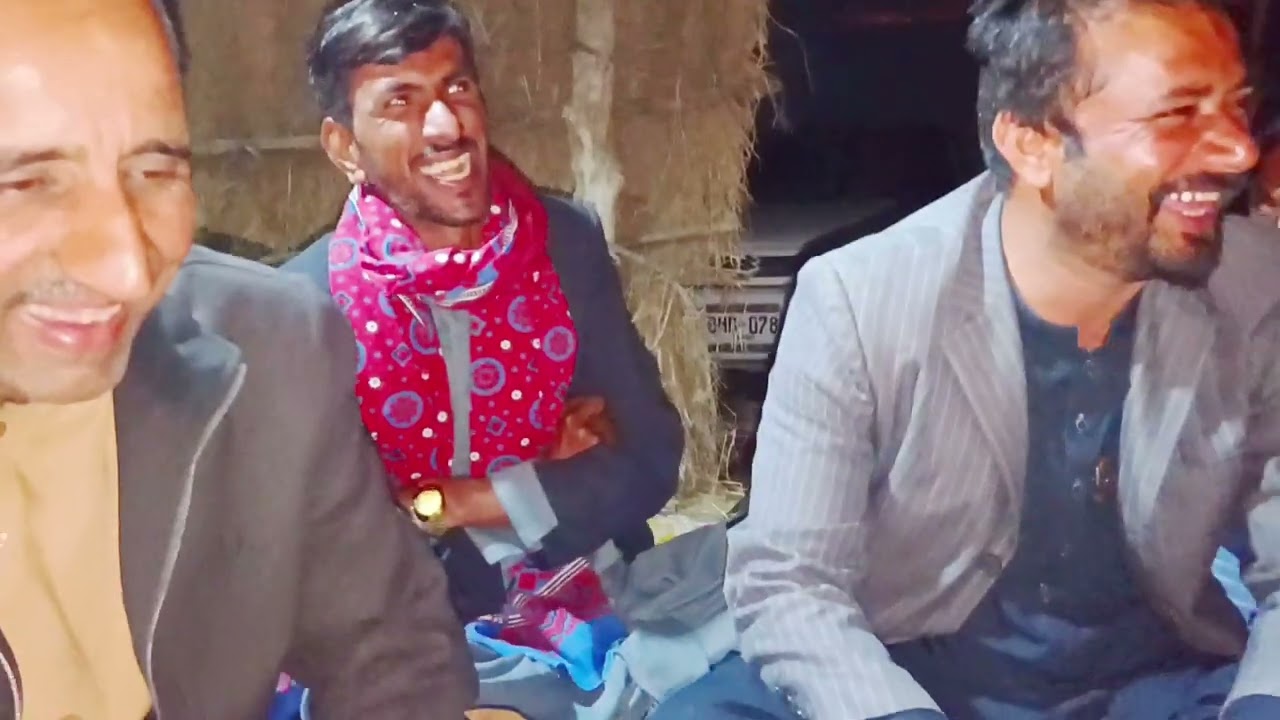 وحيد ڪيريو ڪرونڊي مچ ڪچهري ۾ مرڪون ورهائيندي