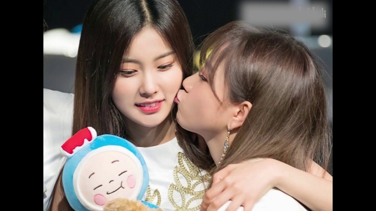 IZONE GAY MOMENTS#2