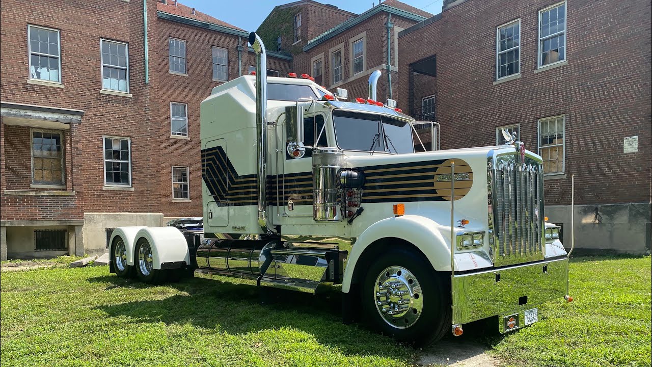 Big Rigs Spotlight Jeffrey Oxley’s 007 Kenworth W-900L