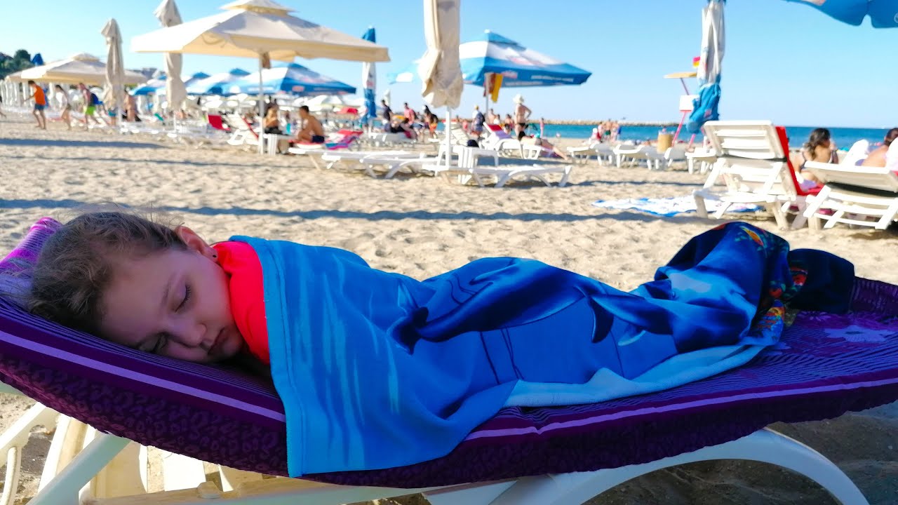 Betty A ADORMIT pe Plaja LA MARE !!!