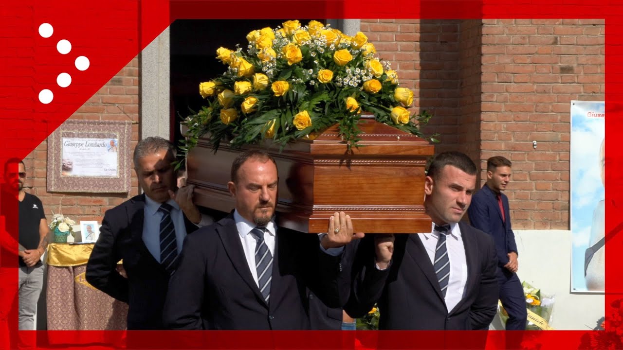 Strage di Brandizzo, i funerali a Vercelli di Giuseppe Saverio Lombardo: l'uscita del feretro