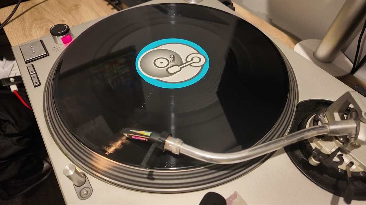 Cats Eyes - Attic Attack