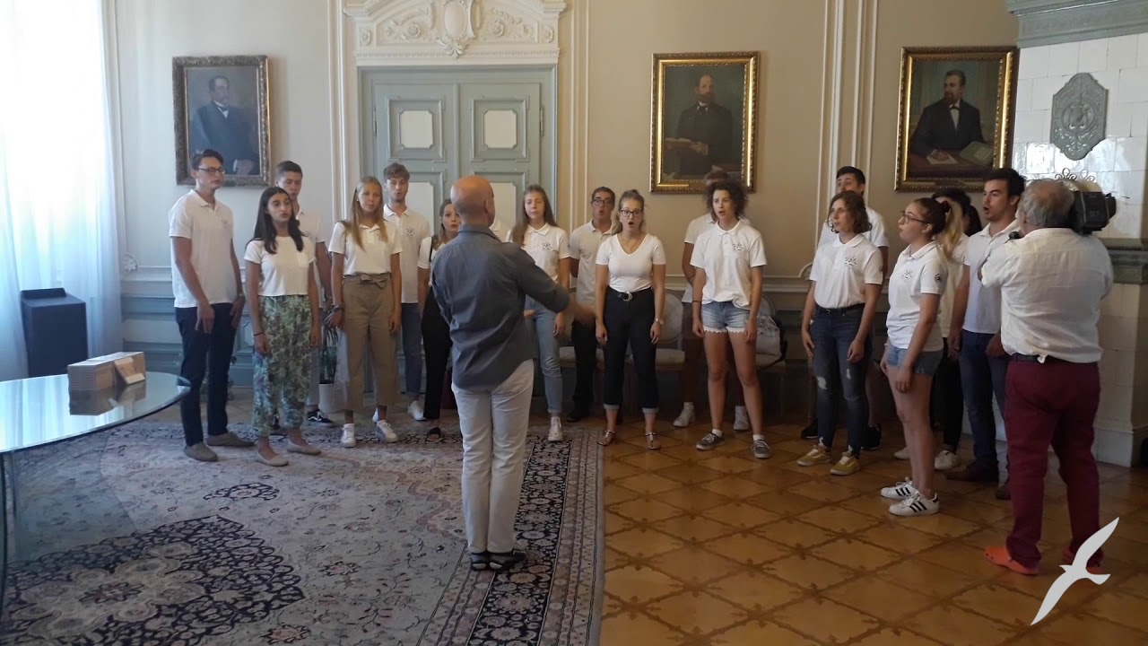 Nastop mešanega mladinskega zbora Emil Komel v goriški mestni hiši