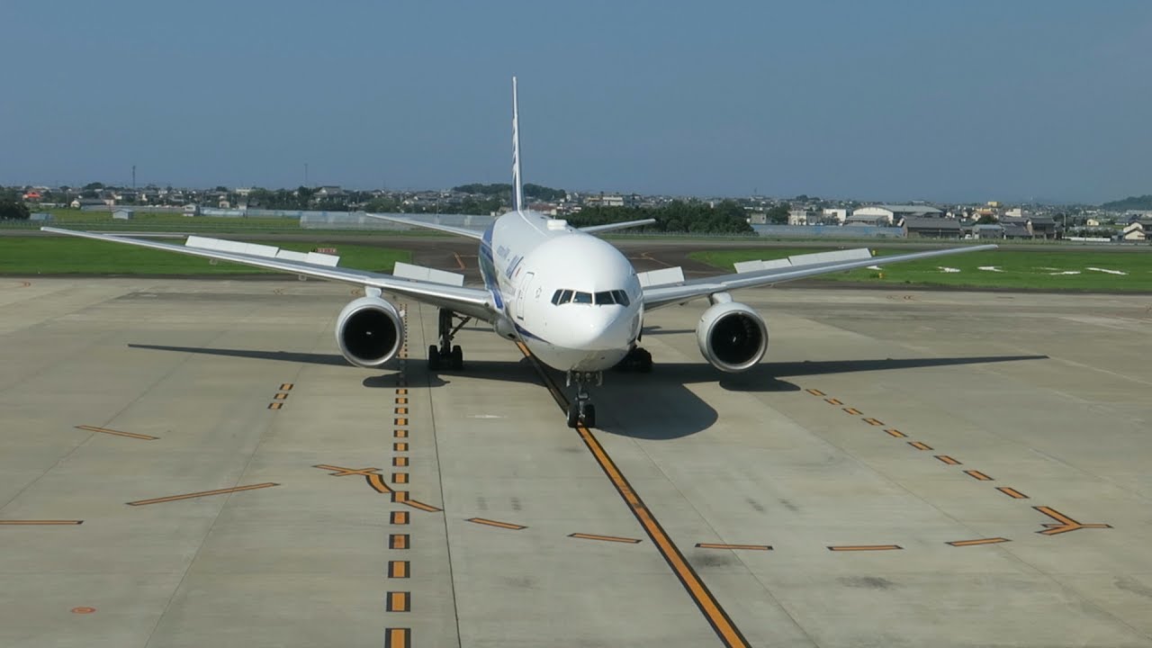 ANA Boeing 777-281ER　東京(羽田)～高知便　着陸～スポットイン 高知龍馬空港 2017 7