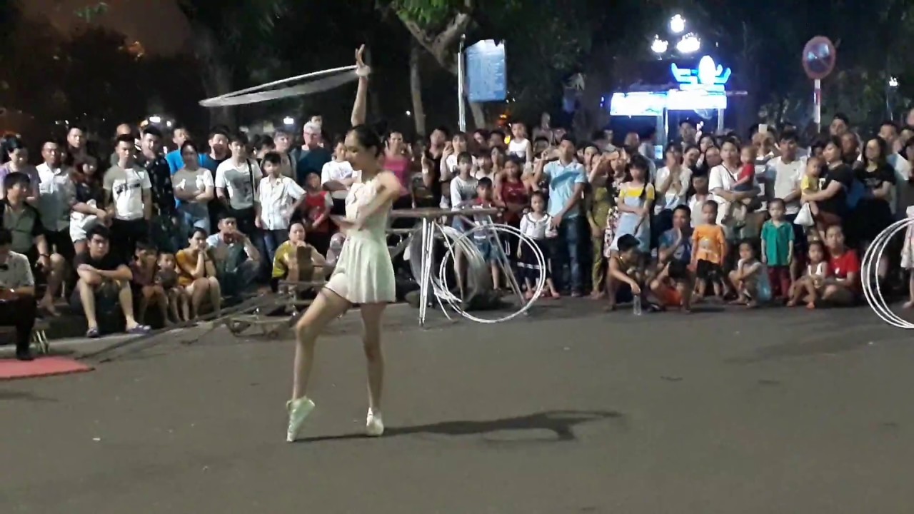 Đẳng cấp biểu diễn nghệ thuật Xiếc đường Phố trên Phố đi bộ Hồ  Gươm