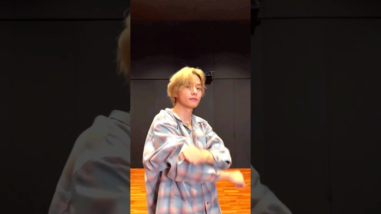 Taehyung dancing to Hype boy with New Jeans 🕺 HE NEVER FAILS TO SURPRISE US !!  #taehyung