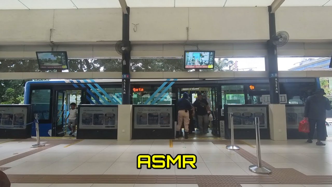 MENUNGGU TRANSJAKARTA T31