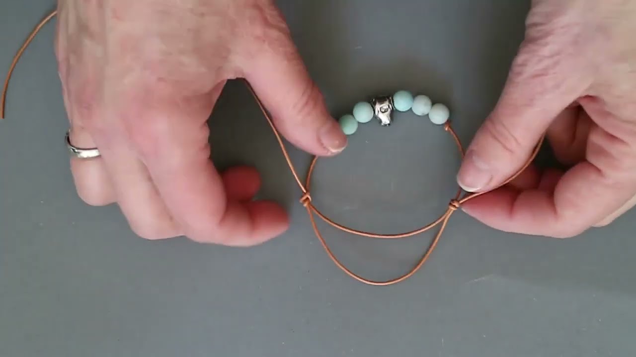 Egyszerű bőrkarkötő ásvánnyal