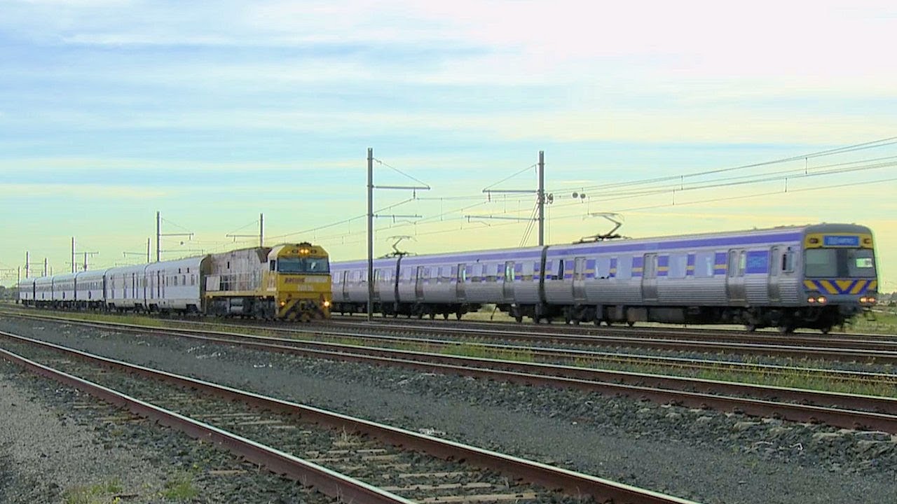 The Overland Races A Metro Trains Melbourne Suburban Electric Passenger Train (3/12/2009) - PoathTV