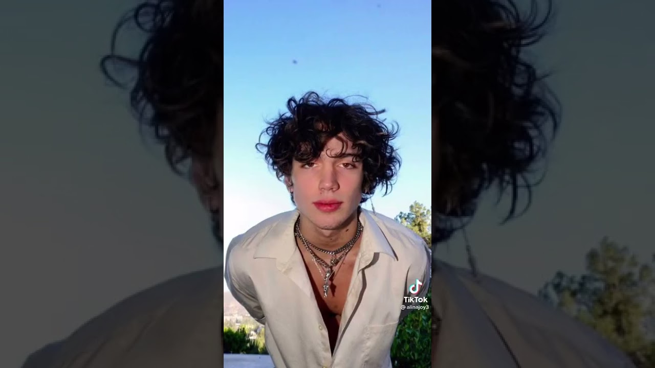 Christopher Ashton Kutcher😙 Vinnie Hacker😚 American Actor & Tik Toker 😗