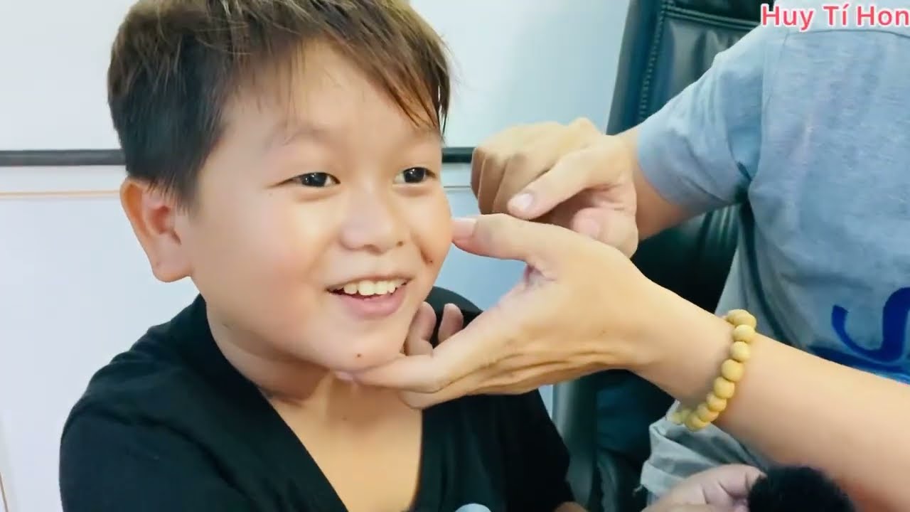 Huy Tí Hon nhìn chằm chằm vào Bé Hạt Tiêu khiến Tài Tí Tẹo nóng trong người