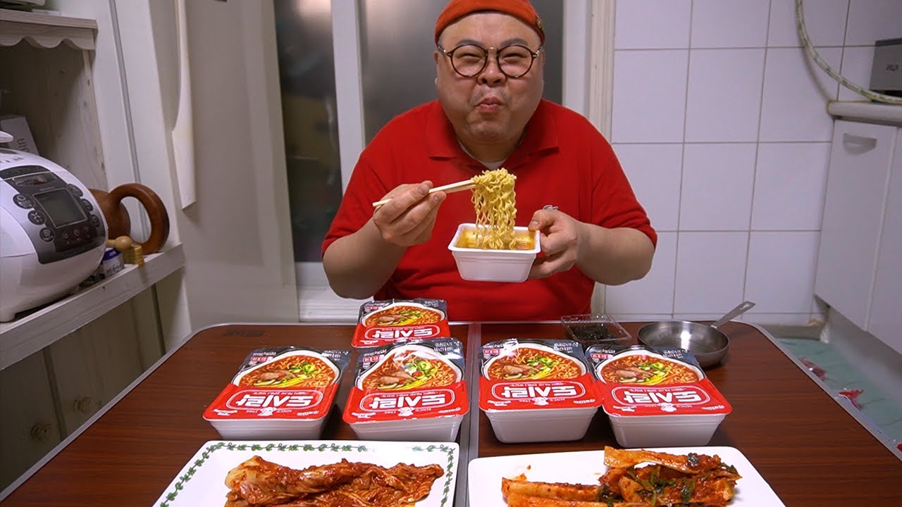 한국보다 러시아에서 더 잘팔리는 국뽕 라면?!│추억의 도시락라면 먹방 Lunch box style Ramen Mukbang Eatingshow