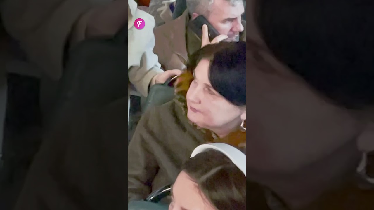 Good Samaritan helps an elderly passenger find a seat #shorts