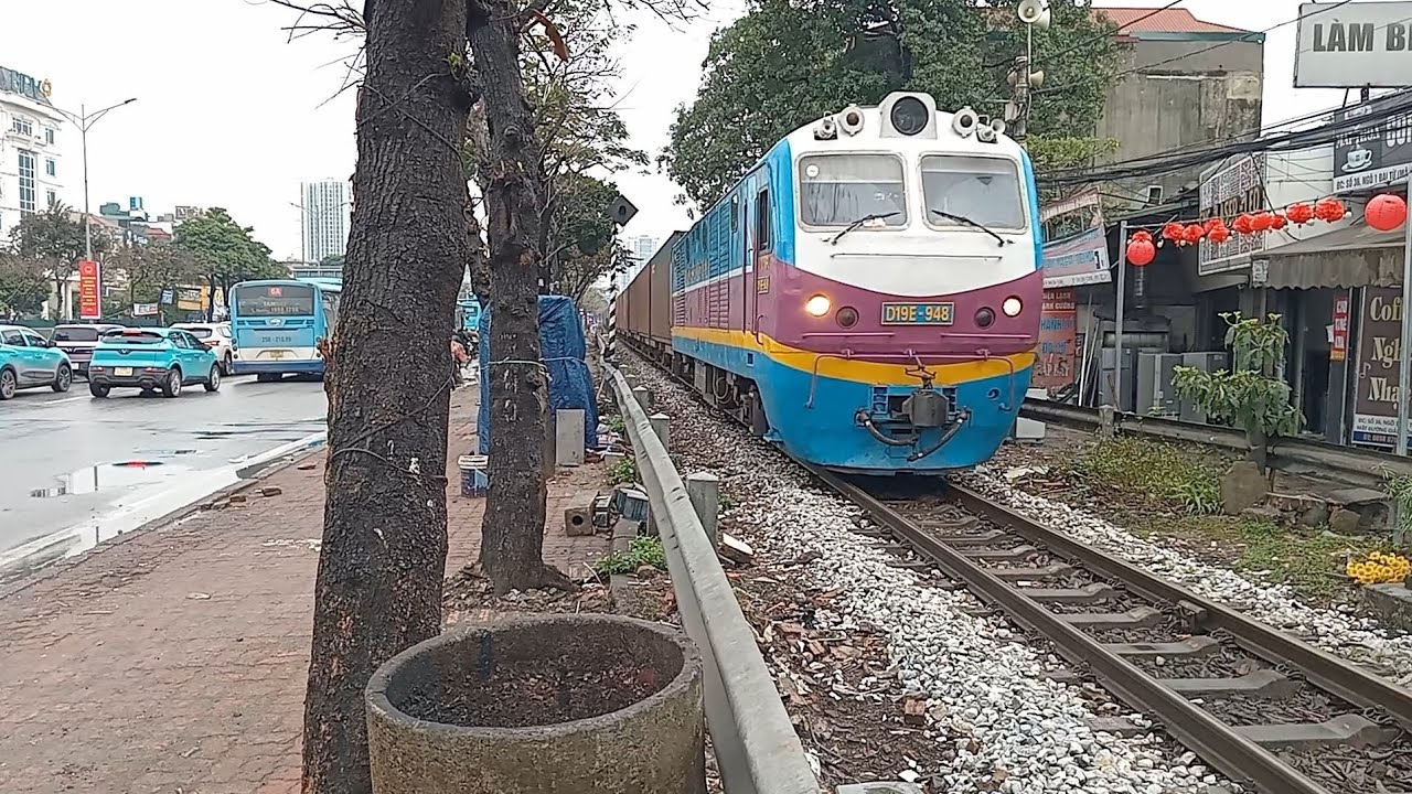 [ 09/02/2026 ] D19E-948 kéo tàu hàng HH10 ( 12:41 )