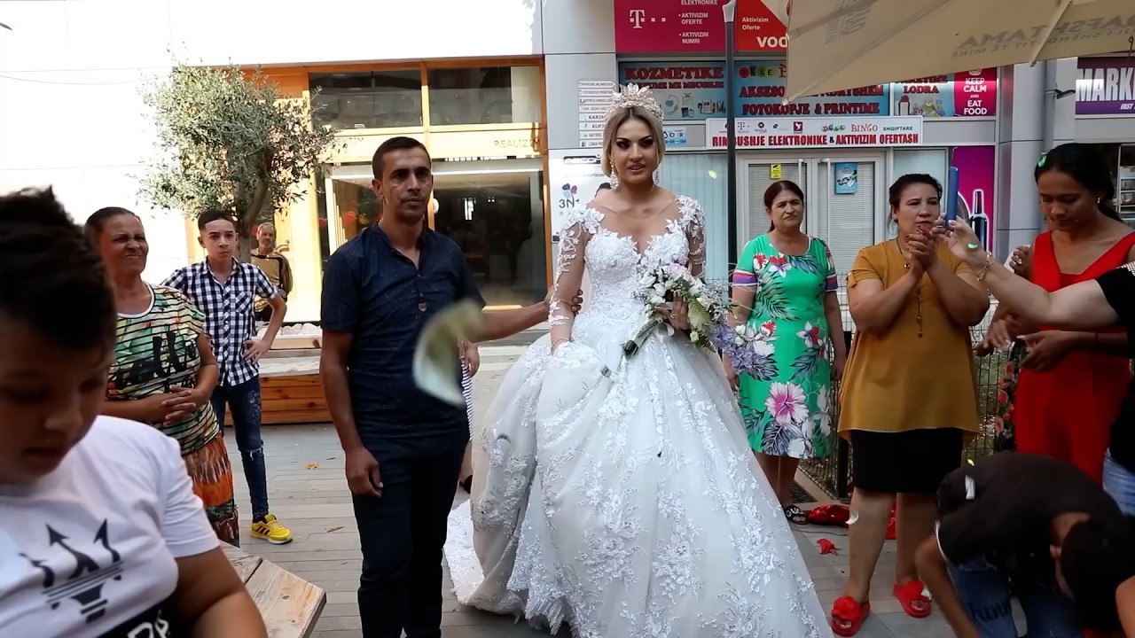 Momenti emocional kur nusja del nga shpia - Selena & Andrea