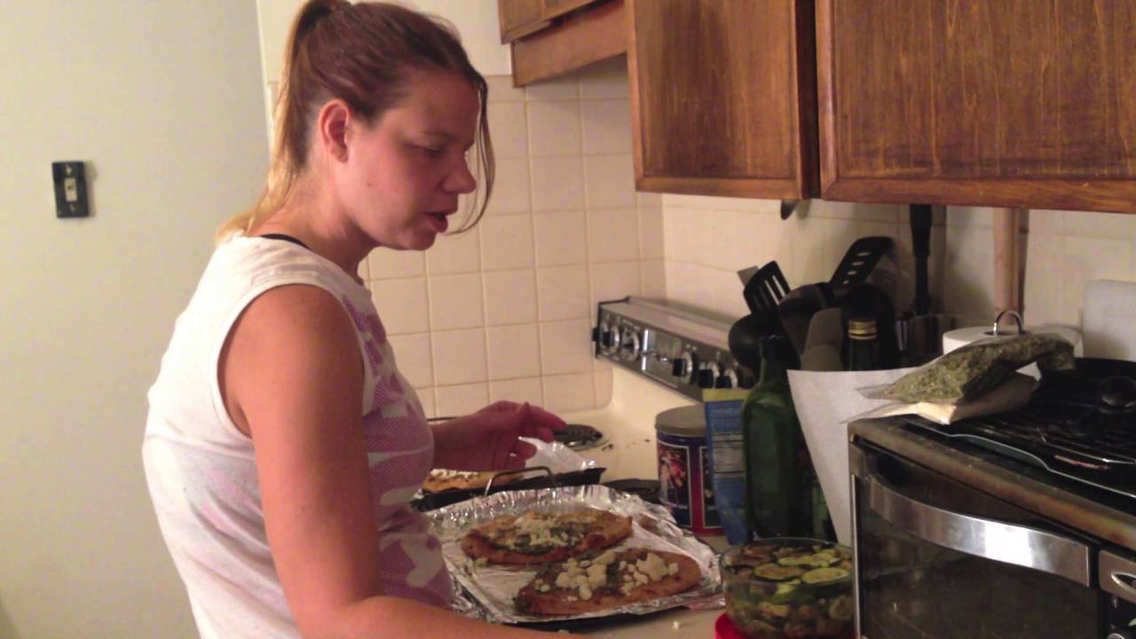 How a Blind Person Makes Naan Veggie Pesto Pizza #howeyeseeit