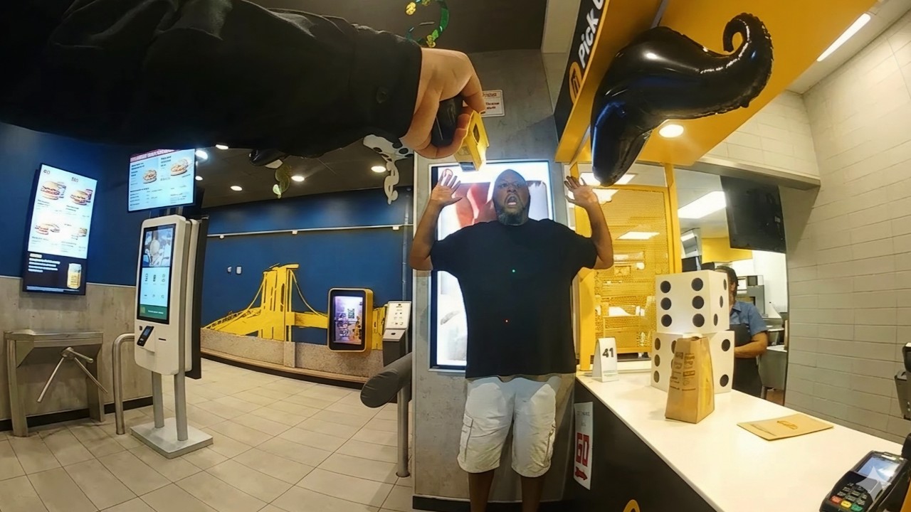 Покупатель устроил скандал в Макдоналдсе из-за пропавших соленых огурцов.