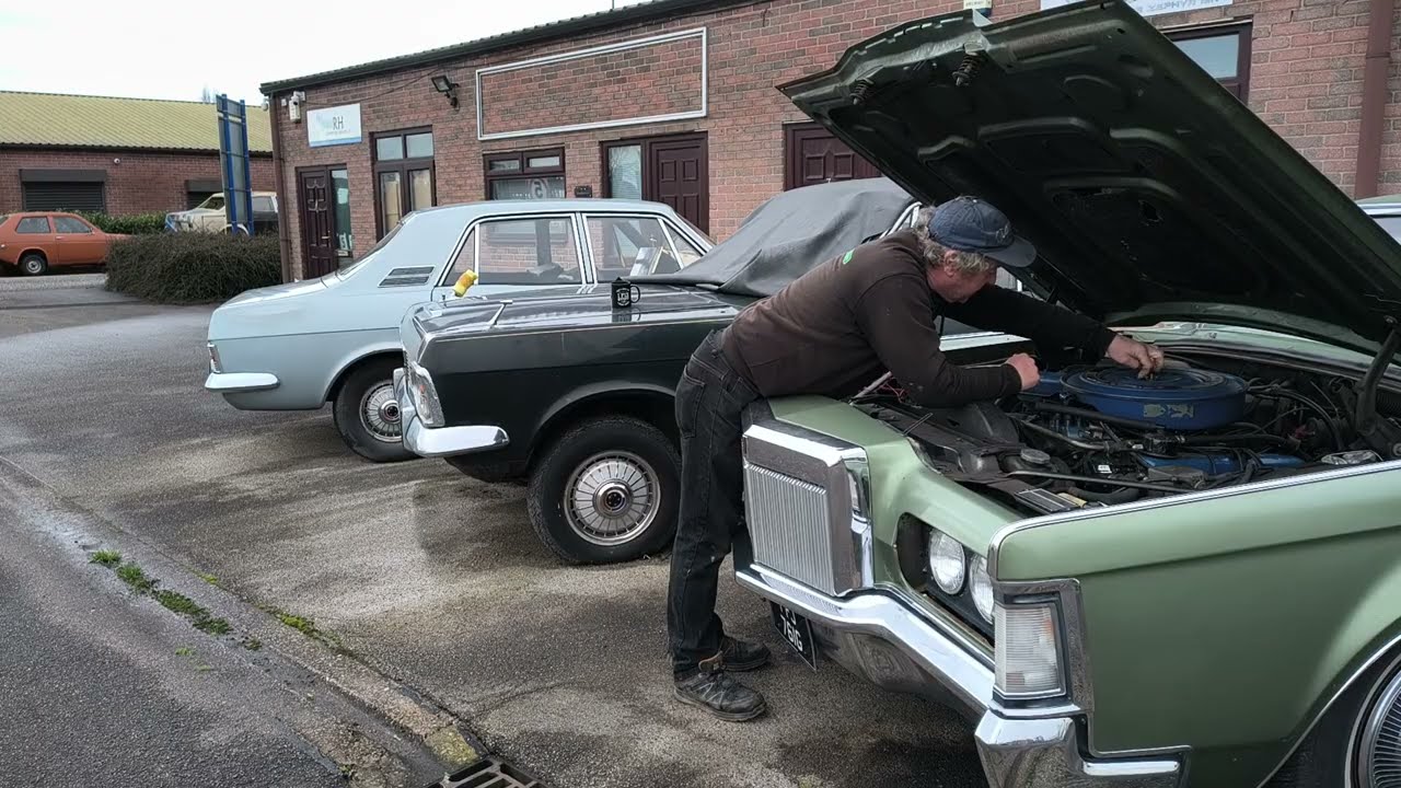 Холодный запуск Lincoln Continental MK111 1969 года выпуска, большой 460-кубовый двигатель, работ...