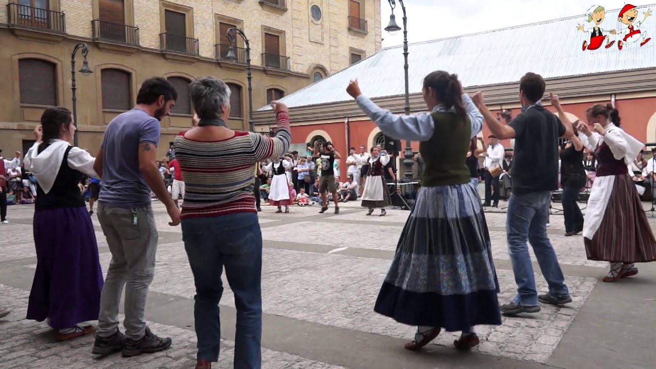 Iruñeko Dantzarien Topaketa Iruñeko Ortzadar Dantza Taldea 1309280702