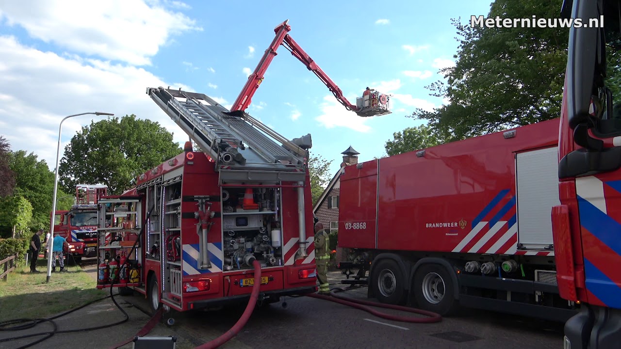 Rieten kap woonboerderij vat valm in Ees