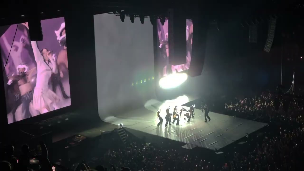 Rosalia, Saoko, live Motomami Tour, Accor Arena Paris France, 18/12/2022.