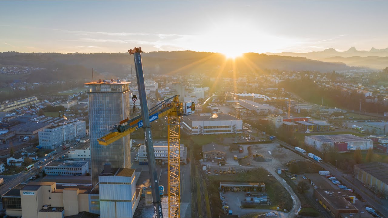 Kunz Kunath AG, Burgdorf. Montage Turmdrehkran für Neubau von Futtersilo. Assembly of Liebherr LC-B