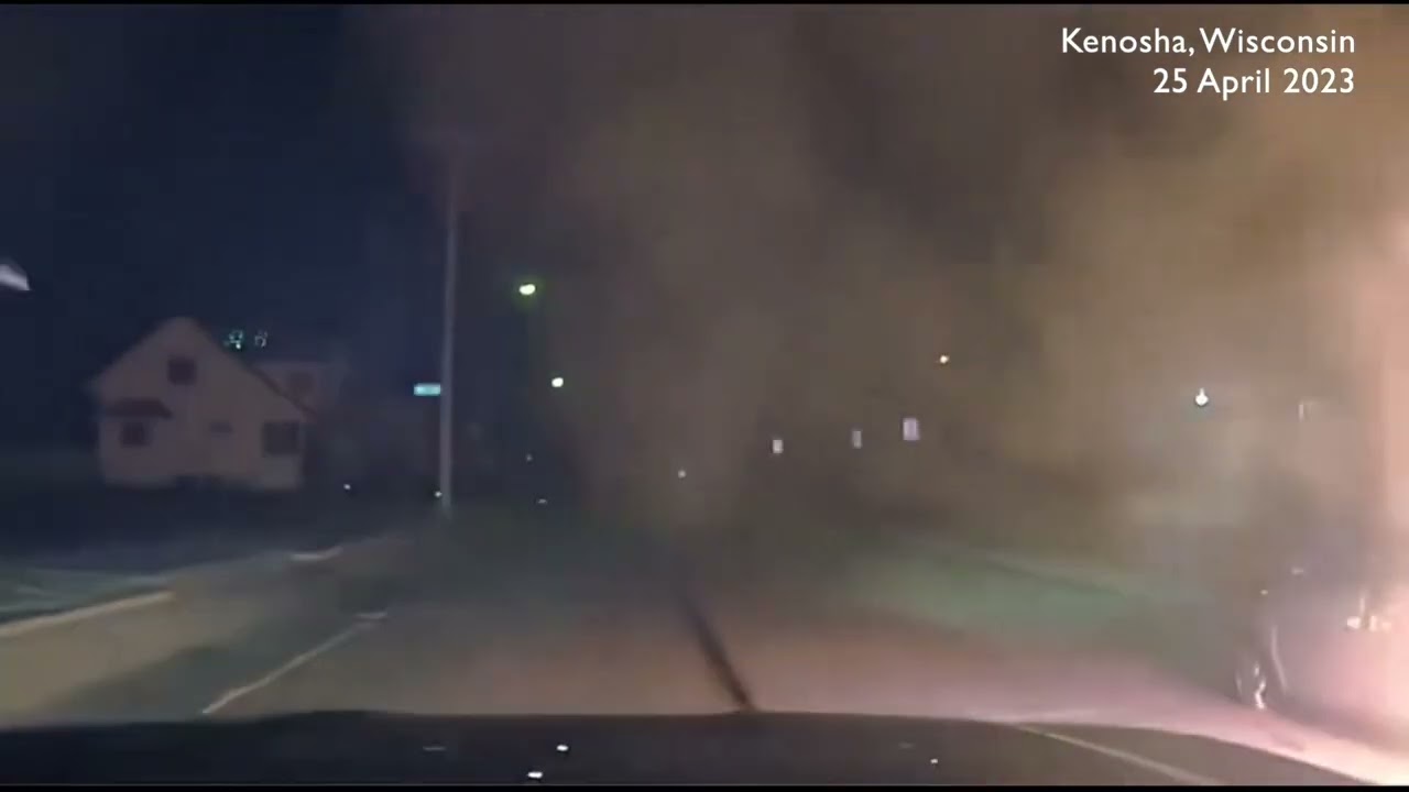 [Police BodyCam] Police help elderly man escape from burning vehicle