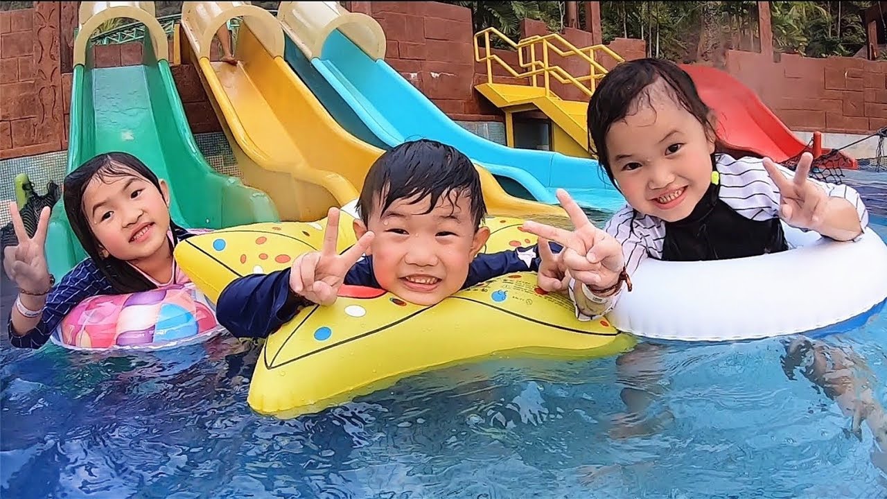 水上樂園滑梯 游泳挑戰！親子互動遊戲 短劇 旅行~Water Park Fun For Kids！