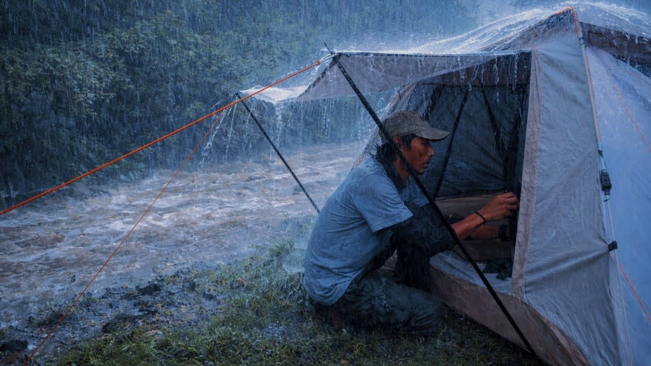 Terrifying Heavy Rainstorm – Solo Camping in Unstoppable Downpour Through the Night