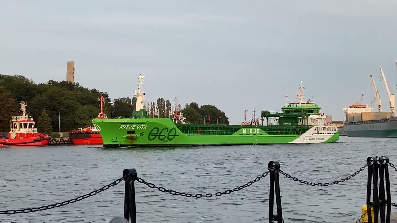 Gdańsk. Ruch na Martwej Wiśle (1)