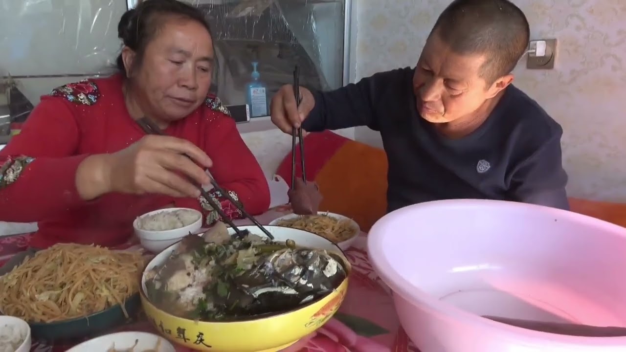 秋收辛苦了！炖六斤重的鱼补身体，满满一盆！看的人食欲大增#农家大黑#农村美食