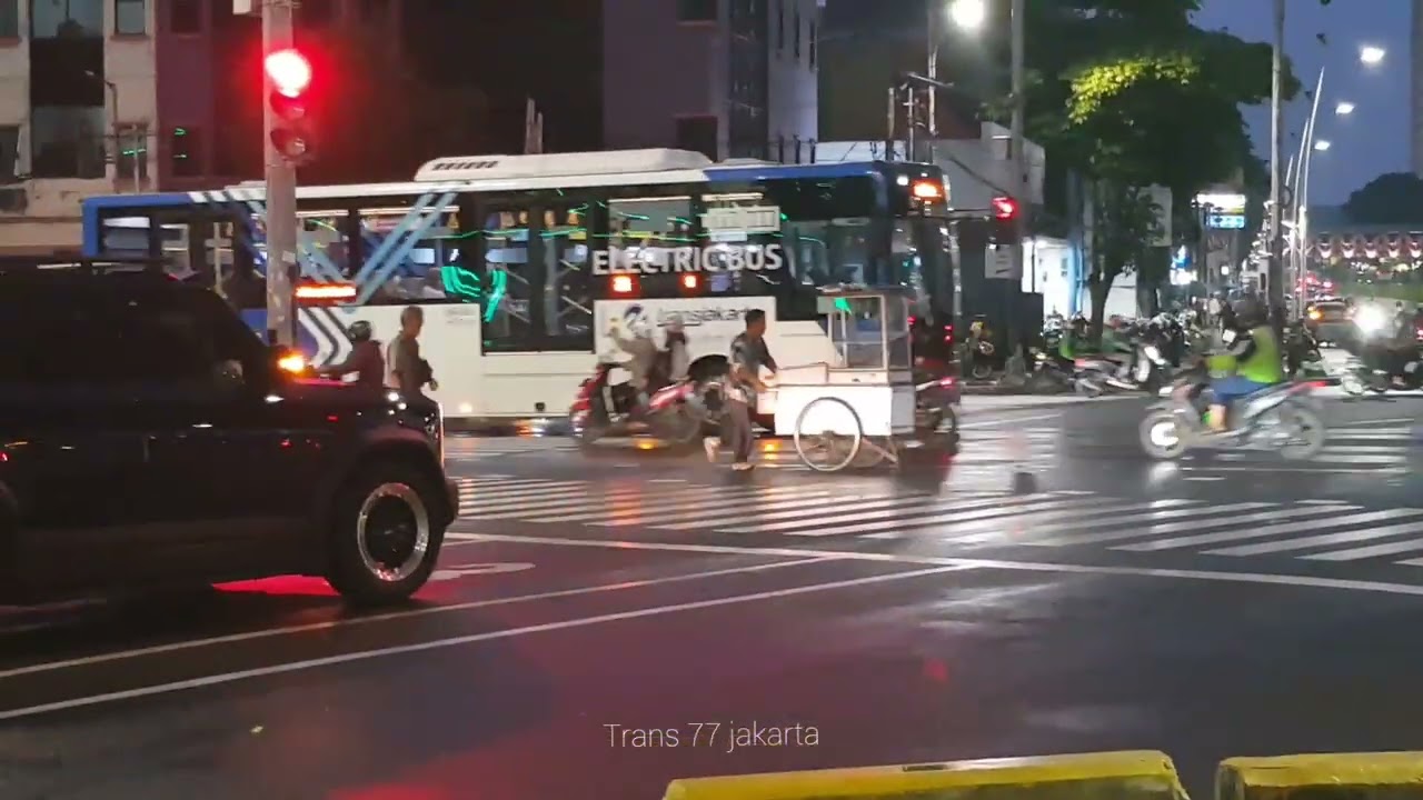SIMPANG SENEN TIADA HARI TANPA KEMACETAN KENDARAAN 