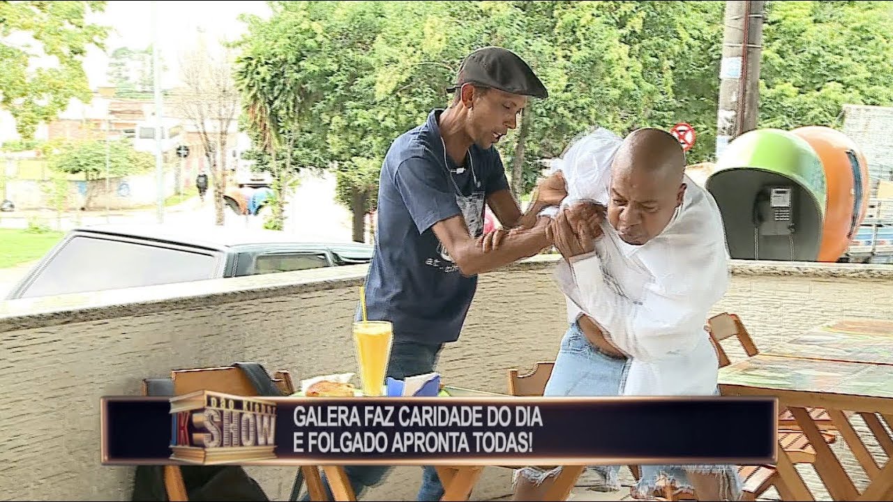 Mendigo folgado testa a paciência da galera e quase apanha no boteco