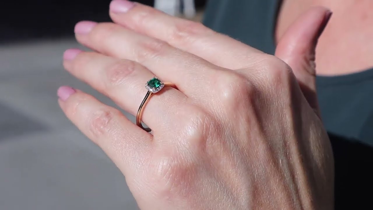 Solitaire ring &laquo;Ch&eacute;rie&raquo; with an emerald, ruby or sapphire center and a diamond halo.