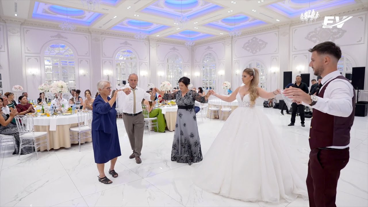 Vallja e Familjes , Gjyshja e Shtëpisë hap Vallen në Dasmën e Mbesës // Erlind Vaja Production