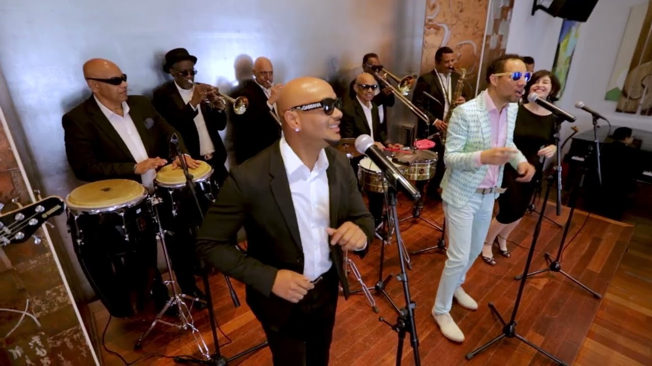 DARINYER SALSA ME TIENES LOCO VIDEO OFICIAL