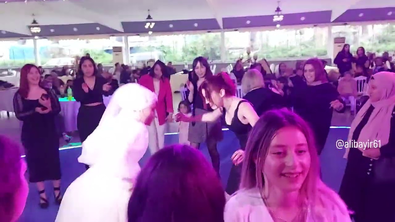 Düğünde Kolbastı Hoptek Full Version, Kızlar coştu