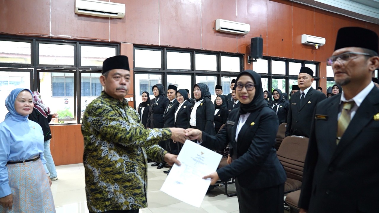 Bupati Lahat Serahkan 139 SK Penugasan Kepala Sekolah Di Lingkup Pem Kab Lahat, Ini Pesan Beliau !