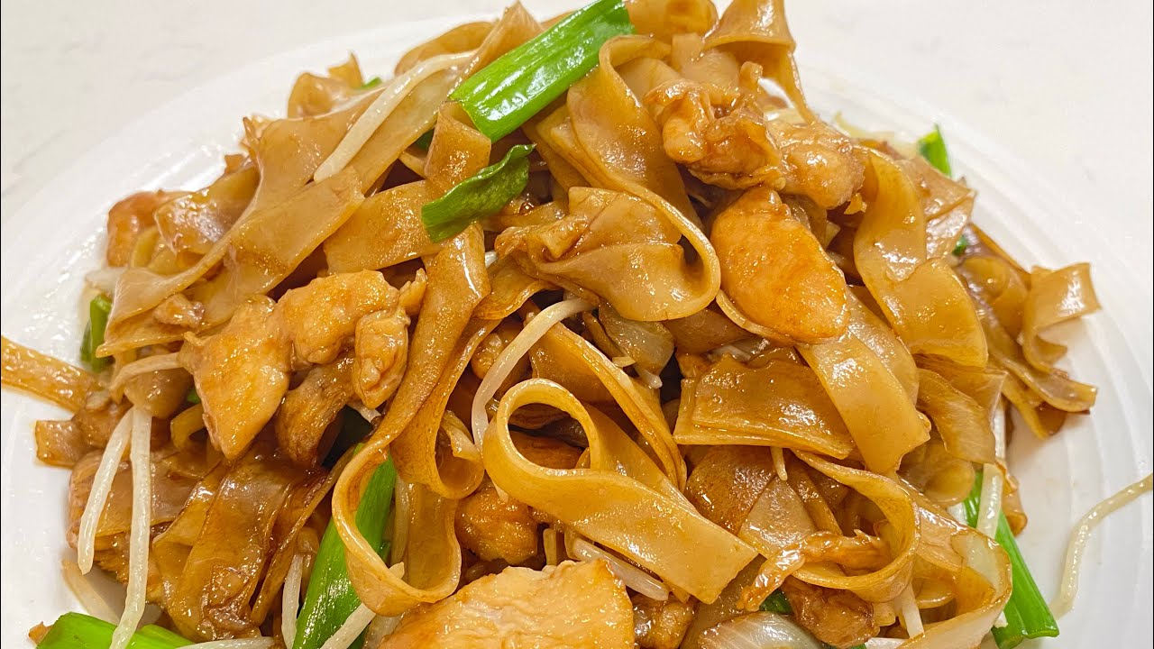 Кантонская лапша чау фан с курицей | Кантонская жареная рисовая лапша