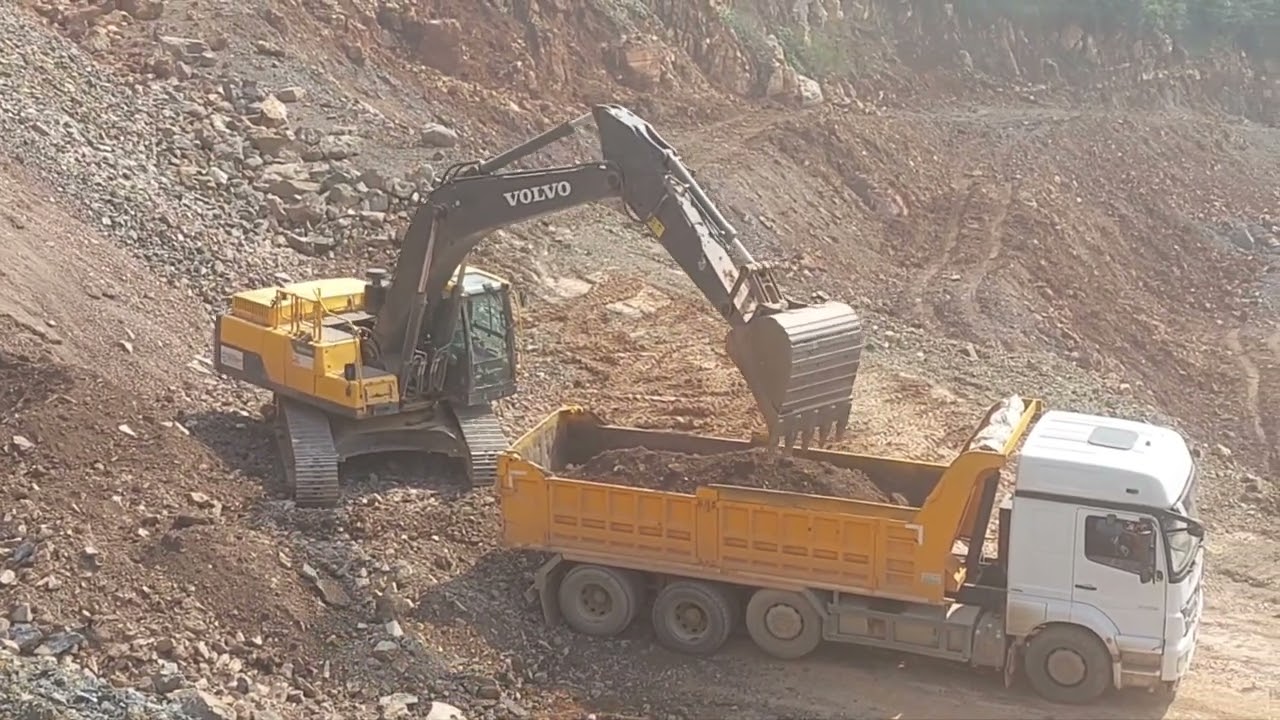 VOLVO 300 Ekskavatör Kamyonlara Yükleme Yapıyor