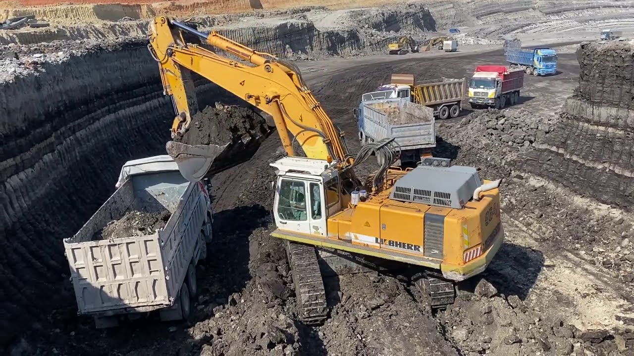 Liebherr 964 Excavator Loading Trucks