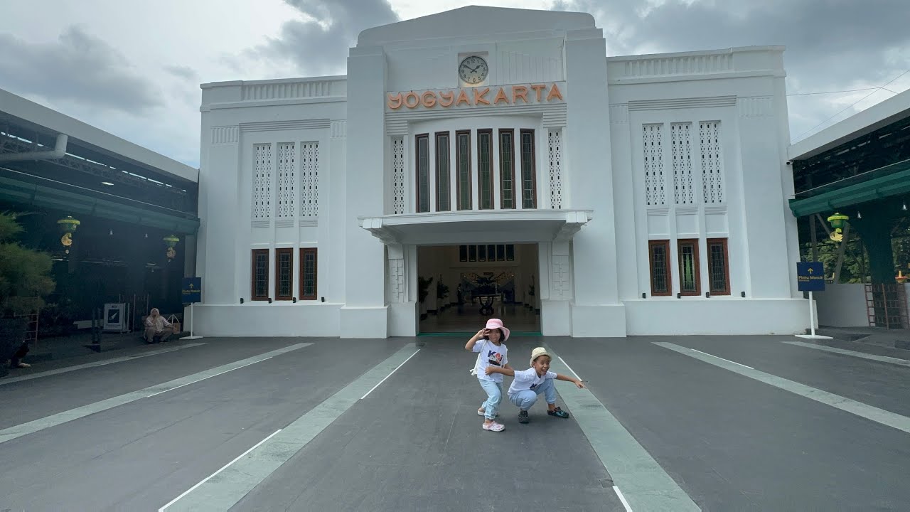 Mangawali Liburan Dengan Naik KAI Taksaka Jogja-Cirebon. Mantap Gais!!